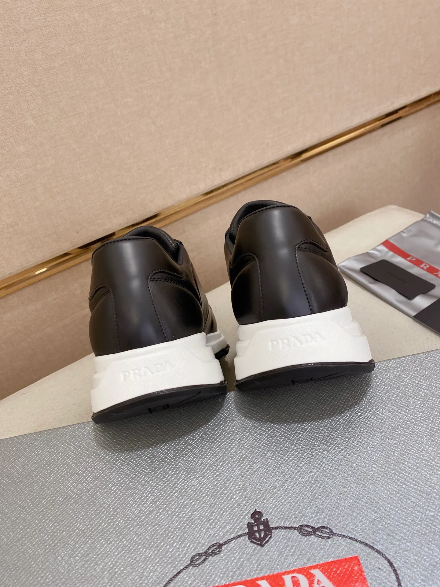 Factory price 540💰 ✔️✔️✔️High version High-quality new PRADA counters are on the market at the same time. The new men's shoes and 😘fabrics are selected from imported first-layer cowhide and are made by pure handcrafts. Lining: Full cowhide lining. 👍🏿 High-end ☄️ air-cushion molded anti-slip rubber outsole, exquisite lines, simple and elegant, comfortable and high-end for leisure travel. Code number: 38 to 44